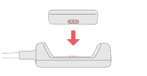 トラッカーを充電器に差し込む方法を矢印で示している、トラッカーと充電ケーブル